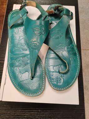 Seychelles Laxmi leather sandals in teal. Embossed floral pattern. Size 9